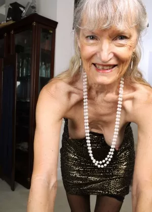 Отвисшая сиськастая бабуля Сара Джи получает сперму на волосатую киску для межрасовой спермы в жопе