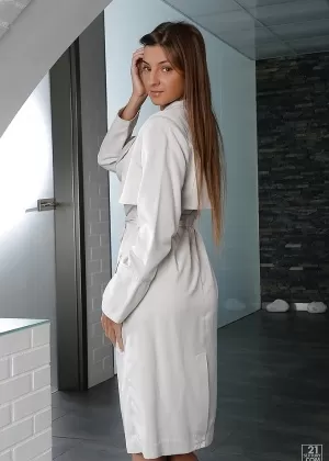 Мастурбирующую европейскую молоденькую Марию Райю застукали за игрой со своими игрушками