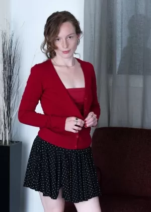 Маленькая сиськастая Ана Молли раздвигает сексуальные ножки, чтобы потрогать пальцами свой волосатый бобер