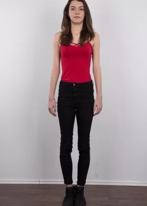 Великолепно выглядящая молоденькая Пандора снимает с себя одежду и улыбается на кастинге