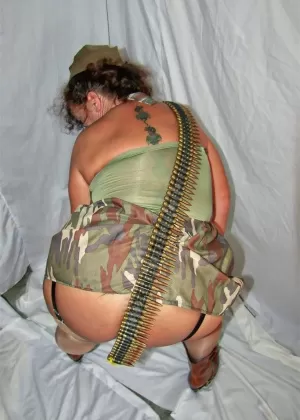 Модная милфа Черри Брэди снимает свою сеточку, чтобы похвастаться своими огромными сиськами