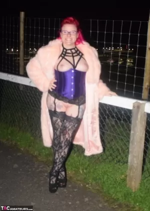 Любительская девушка Клоуи Джой запрыгивает в автомобиль для секса с незнакомцем