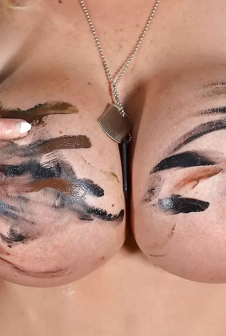 Пышногрудая блондинка Делзангел выставляет напоказ массивные сись 16