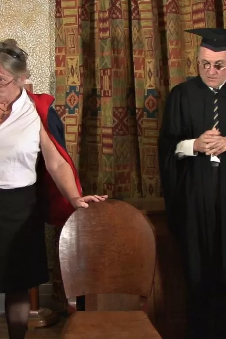 Пожилая женщина шлепает веслом и тростью по пухлой попке молодой девушки перед директором школы