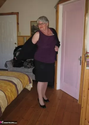 Толстая бабуля Богиня пояса обнажает свою киску в трусиках без промежности и поясе
