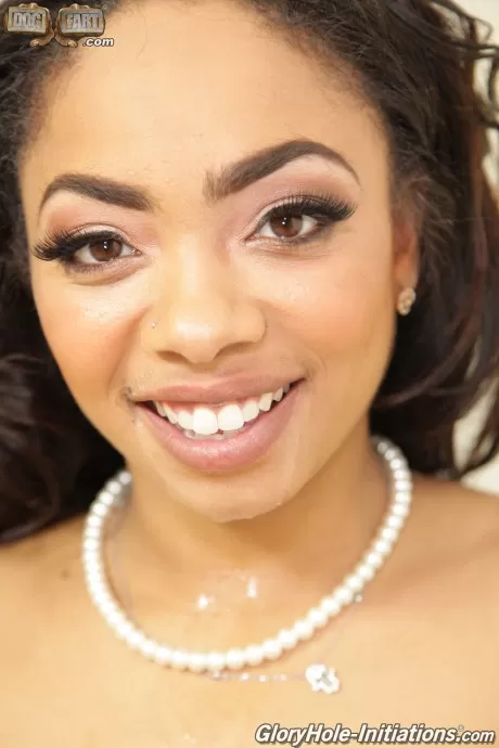 Чернокожая девушка щеголяет грязной спермой после секса с проституткой 15