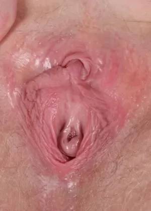 Зрелая блондинка толстушка Джуди Белкинс вынимает большие сиськи и соски из лифчика