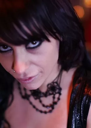 Распутная татуированная милфа Джина Снейк получает жесткий трах в свою бритую пизду