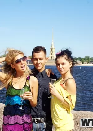 Резвые любители наслаждаются лизанием киски, развлекаясь втроем с похотливым парнем