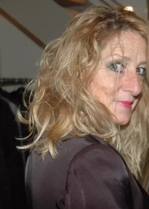 Древняя пожилая женщина в черном нижнем белье трахает свою зрелую старую бабушкину киску