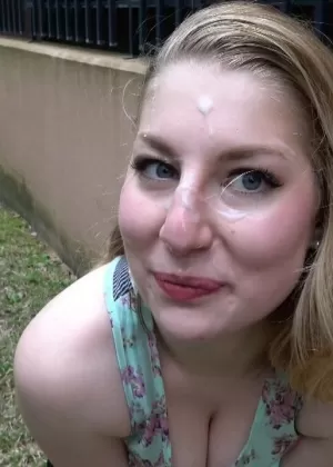 Сексуальная блондинка получает сперму на лицо после анала с большими черными членами