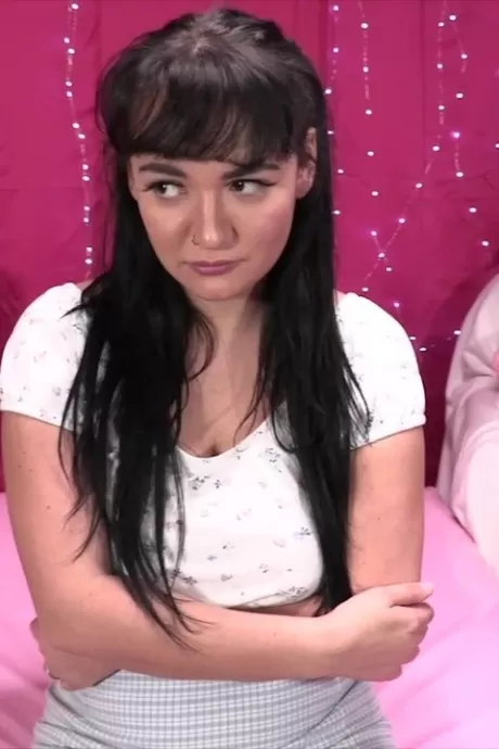 Молодая брюнетка обнажает свои большие сиськи во время секса от первого лица