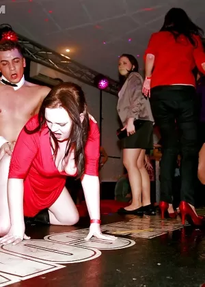 Татуированные шлюшки слизывают сперму друг с друга во время жесткого группового секса