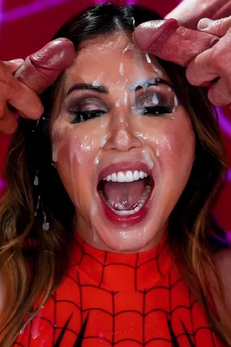 Кианна Диор Пародия на Хэллоуин на девушку-паука Сцена 01