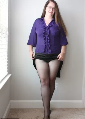 Толстая рыжая бабуля в очках раздевается и обнажает свой бритый кутер