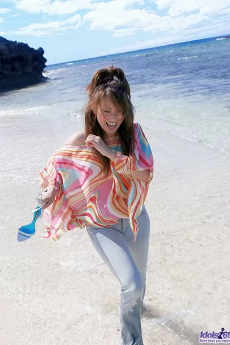 Милая и горячая молодая модель с удовольствием демонстрирует свое обнаженное тело на пляже