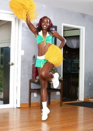 Болельщица обнажает свои сиськи во время дрочки от первого лица с косичками