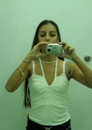 Индийская соло девушка брызгает своими натуральными сиськами на кровать в нижнем белье