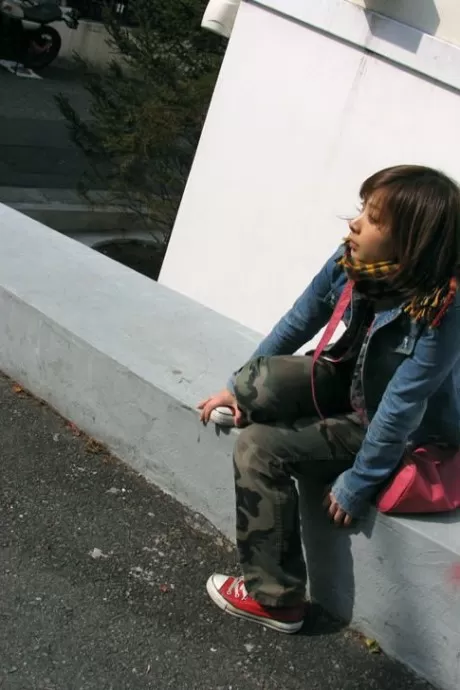 Как только Киоко оденется, она готова отправиться в город и найти несколько новых петухов