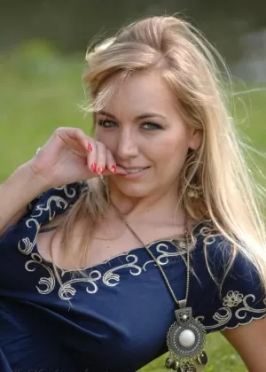 Фокси красотка с большими сиськами Джейми Линн раздевается и раздвигает ноги