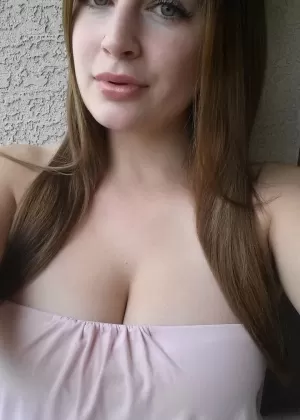 Пухленькая любительница Даниэль делает селфи топлесс и в одежде по всему дому 18469946