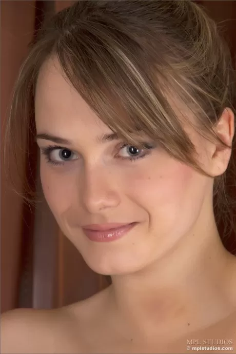 Стройная горячая девушка в белых чулках снимает свое сексуальное нижнее белье, чтобы потрогать свою пизду