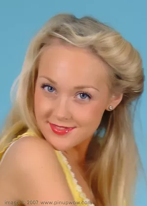 Лесбиянки в нейлоновых чулках и не более того лижут и ласкают друг другу волосатые киски