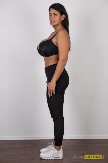 Соблазнительный новичок демонстрирует свою лысую киску после того, как снял с нее всю одежду