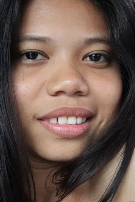 Симпатичный азиатский подросток Винсеникки раздвигается, чтобы получить горячую сперму в свою волосатую киску