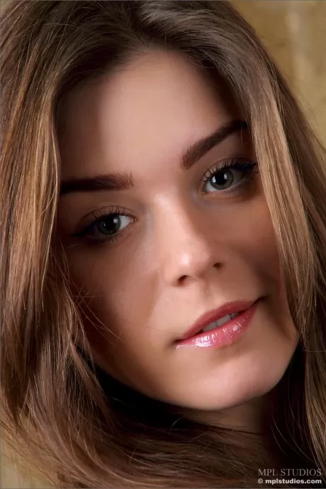 Симпатичная брюнетка с горячей попкой раздевается перед зеркалом, чтобы присесть на корточки и раздвинуть ноги