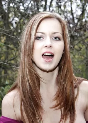 Темноволосая школьница Натали Монро занимается сексом в школьном автобусе