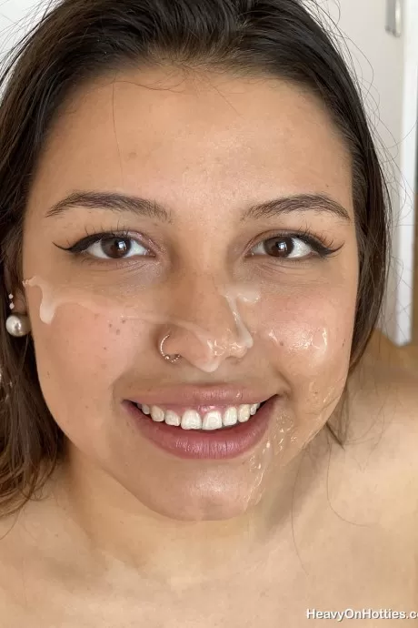 Любительская брюнетка Камила Палмер завершает секс от первого лица спермой на своем симпатичном личике