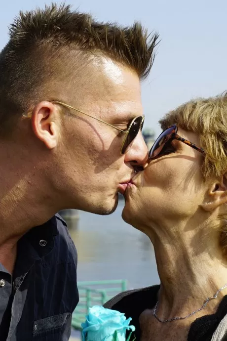 Похотливая бабуля и ее мальчик-игрушка распивают бутылку вина пер 16