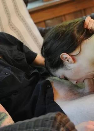 Японская студентка, у которой связаны руки за спиной, пока ее трахают в рот