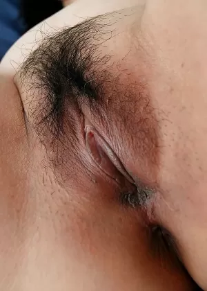 Голая японская девушка Кагава Мисато сосет сперму из члена стоя на коленях