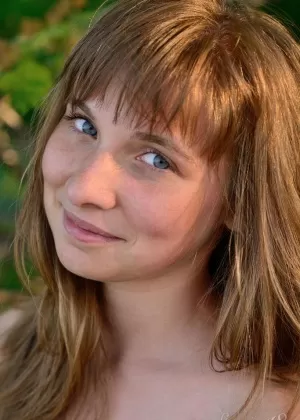 Красивая 18-летняя Дженни Ди демонстрирует свою гибкость во время обнаженных поз на открытом воздухе