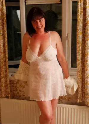 Зрелая брюнетка Бетти Грин снимает горячие трусики на кухне для просмотра волосатой пизды