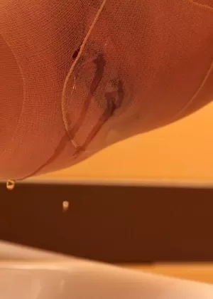 Натуральная рыжеволосая Крисси Фокс приседает пописать на общественных ступеньках