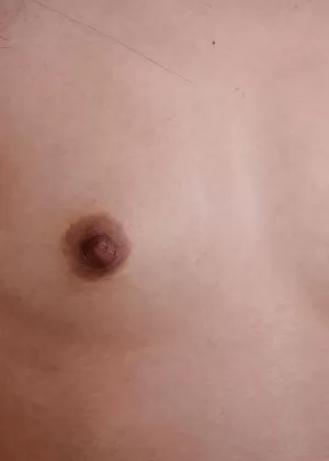 Любительская азиатская соло девушка Мила Джейд демонстрирует сексуальную задницу и раздвинутую киску