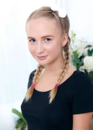 Крошечная школьница Райли Рид трахается с чудовищным черным членом после долгого дня в школе