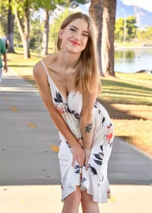 Тощая молодая девушка Октавия раздевается на каблуках с ремешками на лодыжках на публике