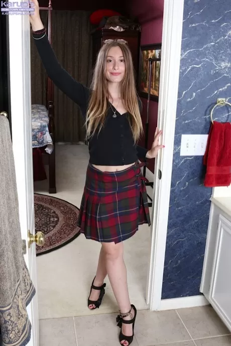 Любительская молоденькая красотка Лилит Блэк позирует для фотосессии не обнаженной  1