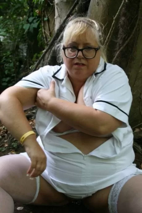 Тучная блондинка медсестра Лекси Каммингс занимается сексом с двумя мужчина 7