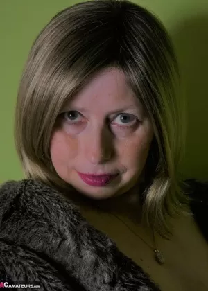 Сексуальная горничная Платиновая блондинка вытирает пыль в чувственном нижнем белье