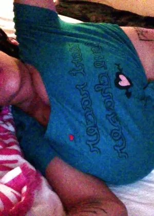 Изголодавшаяся по члену любительница получает минет и кончает себе на задницу