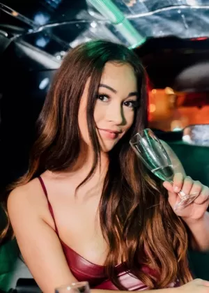 Молодая блондинка Хлоя Темпл занимается сексом на диване во время празднования своего дня рождения