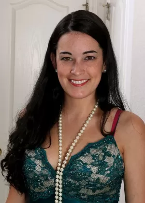 Симпатичная темноволосая Найла Паркер обнажает красивые сиськи горячую попку волосатую киску