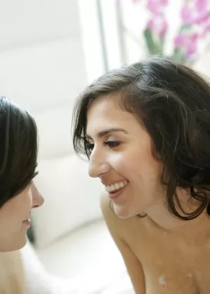 Брюнетка школьница занимается сексом втроем с учительницей за деньги