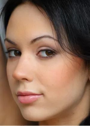 Соблазнительная брюнетка Джоанна демонстрирует свою задницу, за которую можно умереть, будучи обнаженной моделью