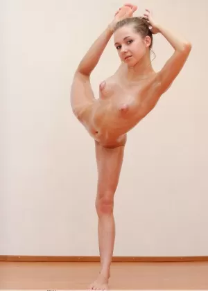 Симпатичная девушка Кира Кинг ласкает свою задницу, прежде чем мастурбировать свою красивую киску